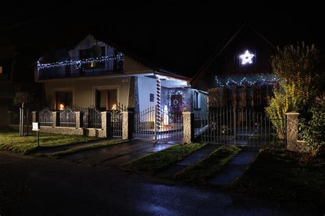 Vianočne vysvietený dom alebo balkón v meste