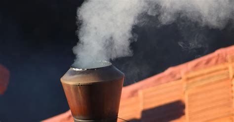 Obrázok torty s príliš veľkým počtom sviečok, z ktorých stúpa dym