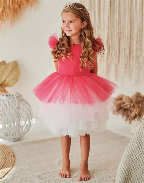 Informačná grafika: tabuľka veľkostí s mierami pre dievčenské spoločenské šaty