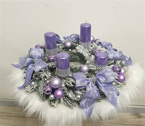 Rímskokatolícky adventný veniec s troma fialovými a jednou ružovou sviečkou