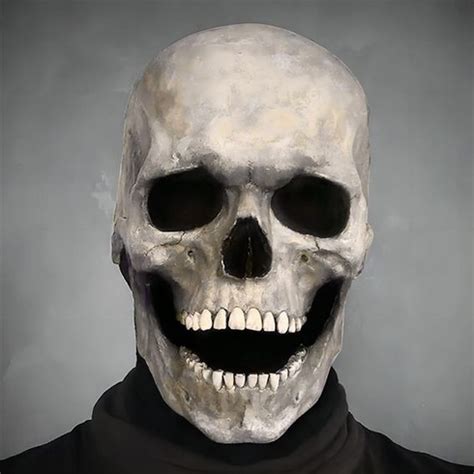 DIY maska lebky z papier-mâché na Halloweensku párty.