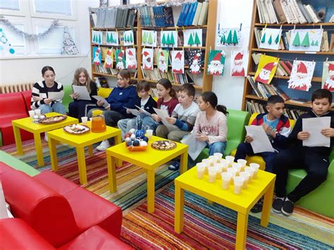 Tematické foto vianočne vyzdobenej školskej chodby alebo vestibulu s jedličkou