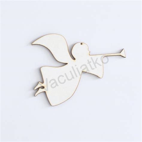 Tematické foto: Vianočná ozdoba - drevený anjelik na mesiaci s trúbkou