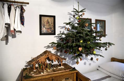 ilustrácia historického betlehemu a vianočného stromčeka ako symbolov kresťanskej viery