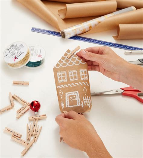 Ukážka adventného kalendára z papierových domčekov s vianočnými svetielkami