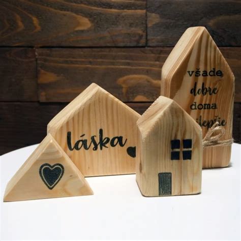 drevené smerovacie tabule s ručne písanými nápismi