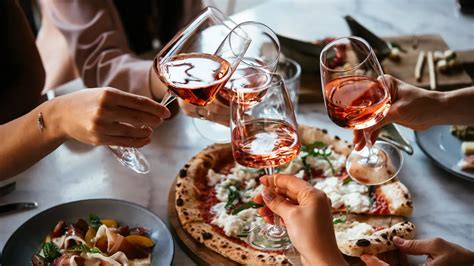 Fotografia typických talianskych jedál a nápojov (pizza, cestoviny, víno)
