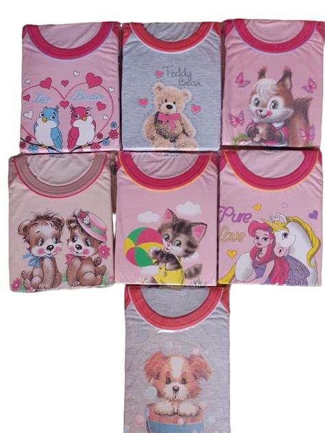 Ukážka produktov Paul Frank, ako sú tričká, pyžamá a doplnky s motívmi postavičiek