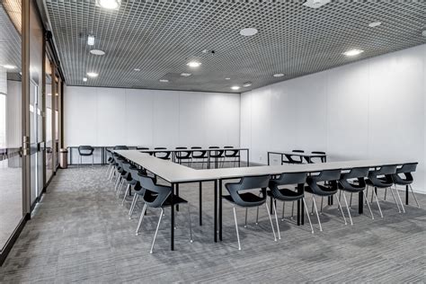 Interiér veľkej banketovej alebo kongresovej sály v Hoteli Esplanade, pripravenej na podujatie