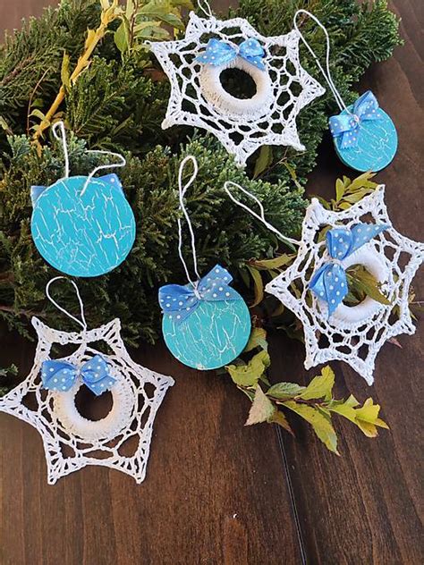 Ilustrácia rôznych vianočných ozdôb vyrobených z drôtikov a korálikov