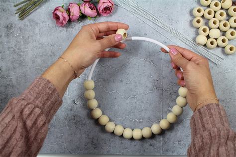 Postup výroby vianočného venca z drevených korálikov