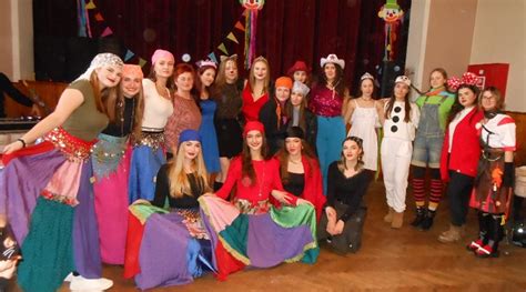 detský fašiangový karneval v Nižnej Slanej, žiaci v kostýmoch