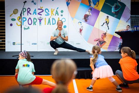 ilustratívny obrázok fašiangovej zábavy s tanečníkmi
