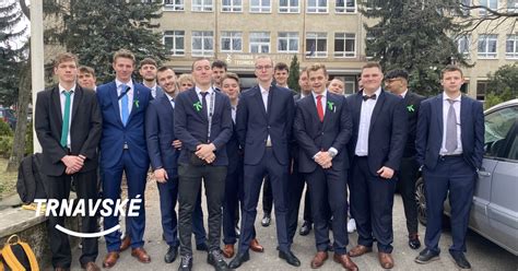 Tematické foto: Maturanti v slávnostnom oblečení s pripnutými zelenými stužkami
