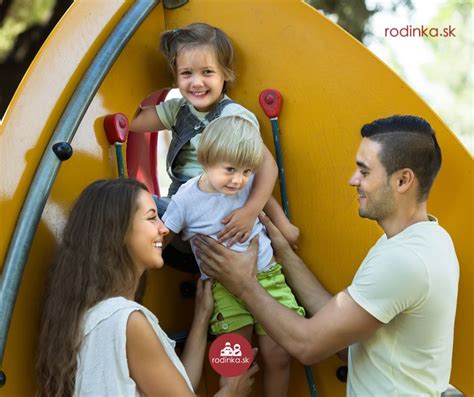 Ilustračná fotografia rodiny s deťmi na modernom interiérovom ihrisku