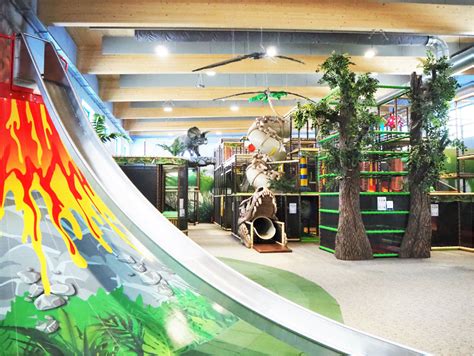 Vizualizácia moderného interiérového detského ihriska s rôznymi hernými prvkami