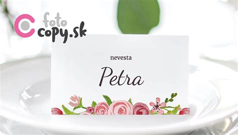 ilustračné foto: detail svadobnej menovky na stole s menom hosťa