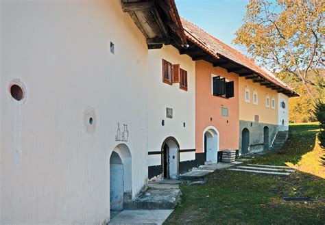 fotografia vínnych chatiek vytesaných do tufu na Starej hore v Sebechleboch