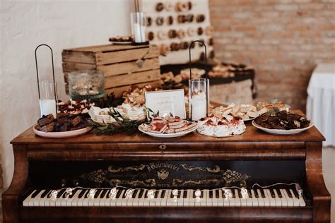 fotografia: interiér svadobnej stodoly s drevenými prvkami a svetielkami