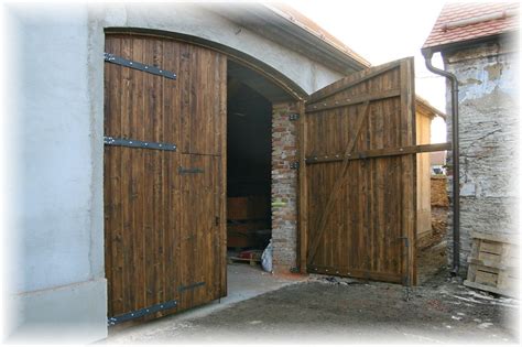 fotografia: exteriér rustikálnej stodoly alebo gazdovskej usadlosti