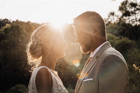 fotografia: romantická svadobná fotografia páru v prírodnom prostredí