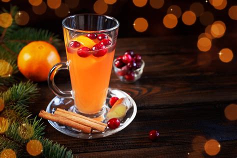 ilustračné foto: Tirolský punč v typickom pohári, zimná krajinka v pozadí