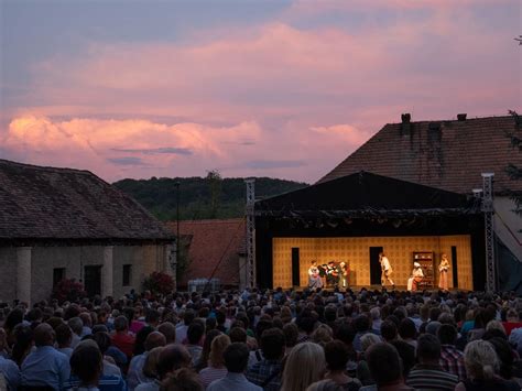Teatrálnosť a atmosféra absurdnej scény v prostredí úradníckej oslavy