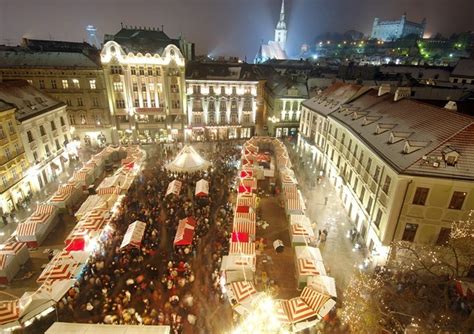 Vianočné trhy v Bratislave s ľuďmi, stánkami a vianočnou výzdobou.