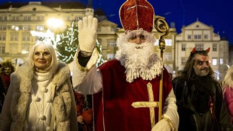 Tematické foto: vtipný Mikuláš s dospelými