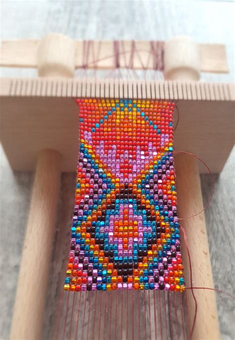 Detail korálkových anténiek na folklórnom venci