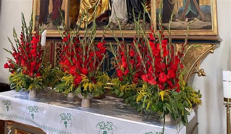 Kvetinová výzdoba oltára a liturgického priestoru v kostole