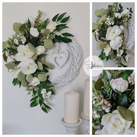 Veniec s bielymi holubicami a menami detí pri vstupe do kostola