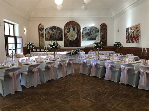 Interiér luxusnej svadobnej sály v hoteli alebo reštaurácii s prepracovanou výzdobou