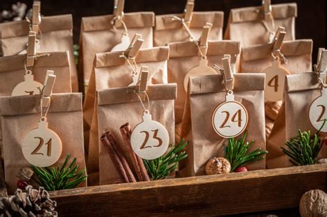 Fotografia: adventný kalendár z konára s malými balíčkami
