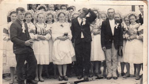 fotografia snúbencov s bublifukmi pred kostolom