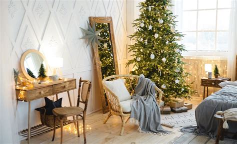 Záber na vianočne dekorovanú spálňu s vankúšmi v červených a zelených tónoch