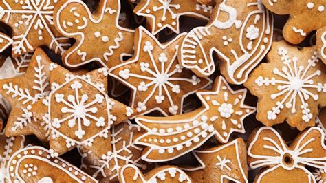 Koláž obľúbených vianočných motívov: vločky, perníčky a vianočné ruže