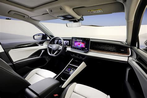 Tematické foto: Moderný interiér automobilu s inovatívnymi sedadlami a elektronickými komponentmi od Lear Corporation