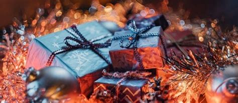 Koláž fotografií zobrazujúca rôzne regionálne vianočné zvyky v pravoslávnych krajinách (napr. badnjak v Srbsku, Christopsomo v Grécku).