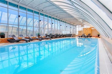 Interiér moderného wellness centra v hoteli Victoria s pohľadom na relaxačný bazén a oddychovú zónu