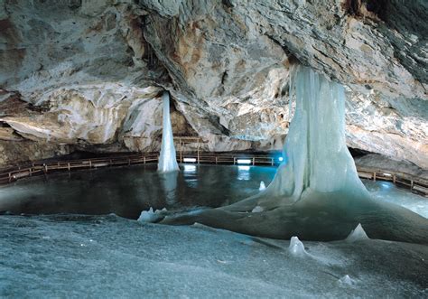 Fotografia: Ľadové stalagmity a stalaktity v Dobšinskej ľadovej jaskyni