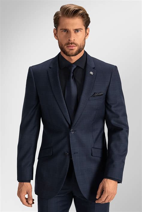 Koláž elegantne oblečených mužov v rôznych štýloch, ilustrujúcich dress code pre rôzne príležitosti.