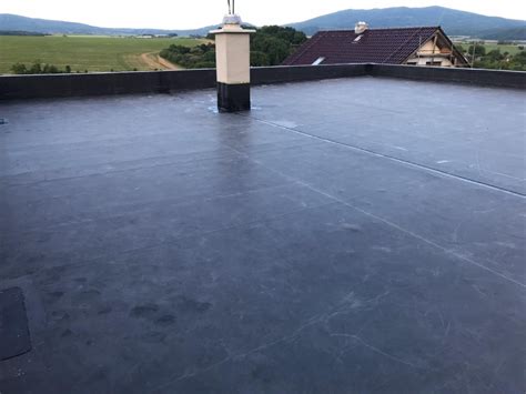 Architektonická imitácia medovníkového domčeka s detailmi strechy a okien