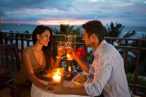 Ilustračná fotografia páru pri romantickej večeri pri sviečkach.