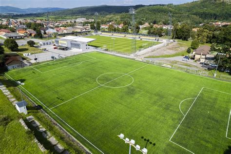 Tematické foto futbalového ihriska v Šarišských Michaľanoch s hráčmi