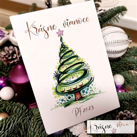 Tematické foto: Otvorená svadobná pohľadnica s rukou píšucou prianie.