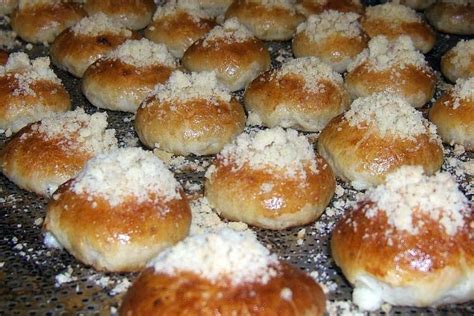 Foto: Mini svadobné koláčiky na rustikálnom stole