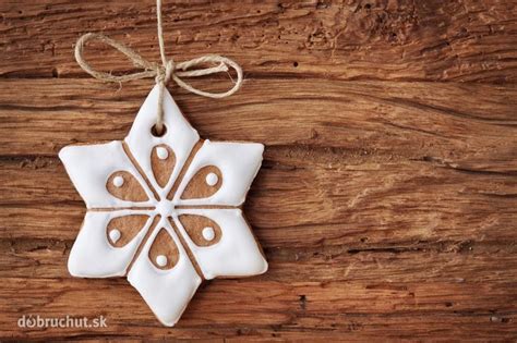 Detailné foto zdobenia medovníkového venca bielkovou polevou