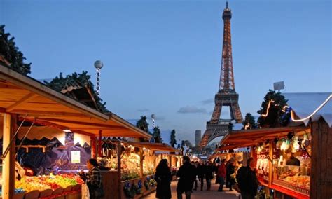 Slávnostne osvetlená Eiffelova veža a vianočné trhy v Paríži