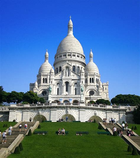 Bazilika Sacré-Cœur a umelci na Place du Tertre v Paríži